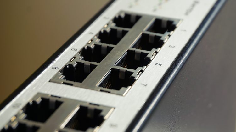 Indirizzo IP pubblico: cosa è, come individuarlo da terminale o da prompt, e come funziona il DDNS per raggiungere un dispositivo dall’esterno